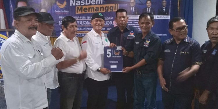 Koni Ismail Siregar Kembalikan Formulir Pendaftaran Calon Walikota Ke Nasdem Pematangsiantar