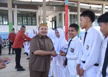 Bupati Tapsel Fasiltasi Pembuatan e-KTP Bagi Siswa-Siswi SMAN 1 Angkola Barat