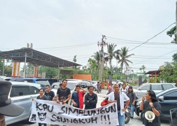 Mahasiswa Unras saat Pelantikan PPK Simalungun, KPU Selingkuh !!!