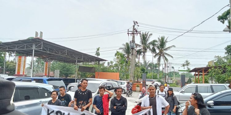 Mahasiswa Unras saat Pelantikan PPK Simalungun, KPU Selingkuh !!!