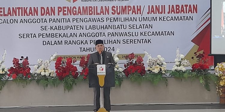 Ketua BAWASLU Labusel Melantik dan Mengambil Sumpah Jabatan Panwascam Kecamatan Se-Kab.Labuhanbatu Selatan Thn 2024