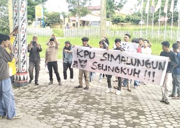 Massa Aksi Ngamuk di Kantor KPU Simalungun, Akan gelar aksi Kembali dan melaporkan ke propam