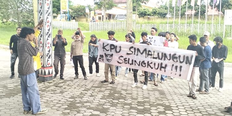 Massa Aksi Ngamuk di Kantor KPU Simalungun, Akan gelar aksi Kembali dan melaporkan ke propam