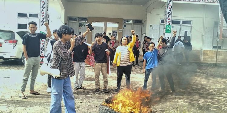 Chaos,Massa Aksi Dicekik, Kejadian Ini Akan Kami Laporkan Ke Propam