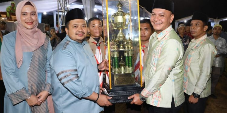 Bupati Tapsel Tutup MTQ Ke-56, Muara Batang Toru Raih Juara Umum MTQ dan Sayur Matinggi Juara Umum MQK
