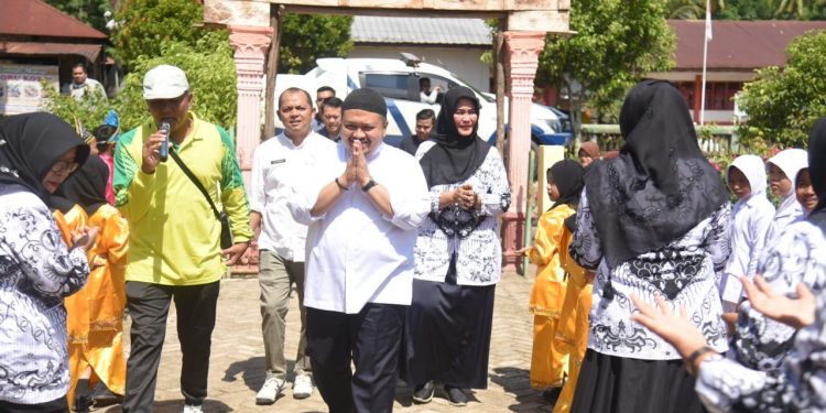 Bupati Bagikan Susu Gratis Ke Anak Sekolah Dasar Sebagai Stimulus Semangat Belajar