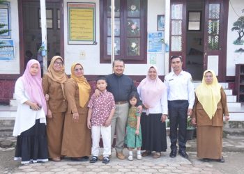 Pagi-pagi Anak Pargarutan Tersenyum Dapat Susu Gratis Dari Bupati Tapsel