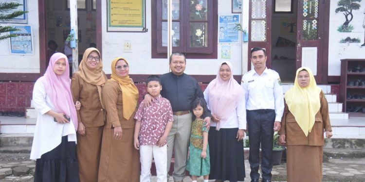 Pagi-pagi Anak Pargarutan Tersenyum Dapat Susu Gratis Dari Bupati Tapsel