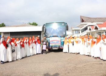 Bupati Tapsel Berangkatkan Jamaah BKMT Ikuti Halal Bi Halal Ke Medan