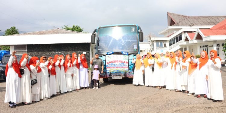 Bupati Tapsel Berangkatkan Jamaah BKMT Ikuti Halal Bi Halal Ke Medan