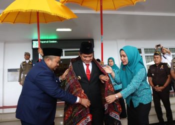 Pj Gubsu Serahkan Tunggul Kecamatan Terbaik I Kategori Kabupaten Tingkat Provsu Ke Camat Sipirok