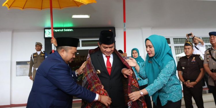 Pj Gubsu Serahkan Tunggul Kecamatan Terbaik I Kategori Kabupaten Tingkat Provsu Ke Camat Sipirok