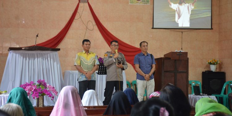 Giat Minggu Kasih Kapolres Labusel Di GMI Desa Perkebunan Tolan