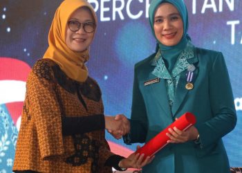Selamat! Bupati Tapsel dan Ketua TP PKK Raih Penghargaan Manggala Karya Kencana