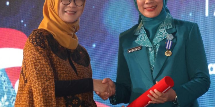Selamat! Bupati Tapsel dan Ketua TP PKK Raih Penghargaan Manggala Karya Kencana
