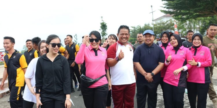 Peringati HUT Bhayangkara Ke-78, Bupati Tapsel dan Forkopimda Kompak Ikuti Olahraga Bersama