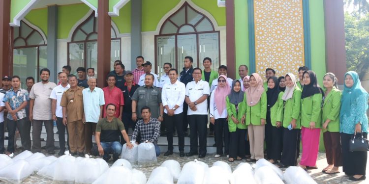 Bupati Tapsel Tabur Ribuan Benih Ikan di Angkola Selatan