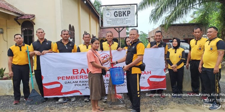 Dalam Rangka Menyambut HUT Bhayangkara ke-78 Personil Polsek Kotapinang Bakti Regili di Gereja GBKP Kotapinang