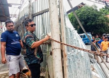 Pekerja Buka Segel Pintu Gerbang Utama GOR, Ormas IPK Kesal, Kembali Lakukan Penyegelan