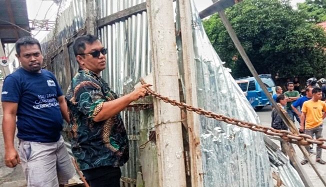 Pekerja Buka Segel Pintu Gerbang Utama GOR, Ormas IPK Kesal, Kembali Lakukan Penyegelan