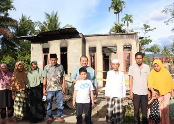 Bupati Tapsel Santuni 2 Keluarga Korban Kebakaran di Desa Huta Holbung