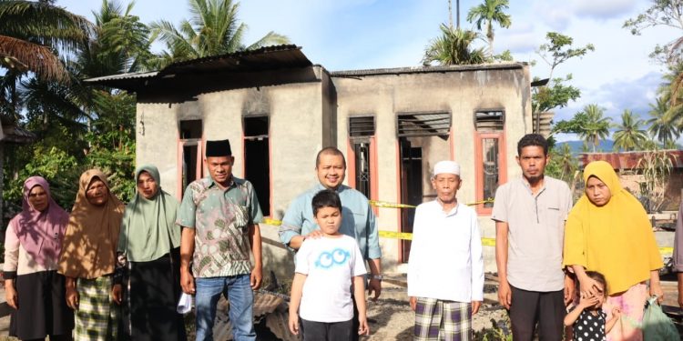 Bupati Tapsel Santuni 2 Keluarga Korban Kebakaran di Desa Huta Holbung