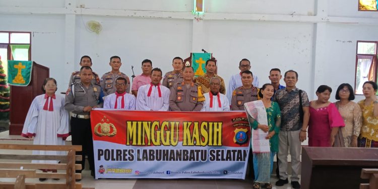 Kapolres Labusel Giat Rutin Minggu Kasih Di Gereja HKBP Pardomuan Nauli Desa Tanjung Medan