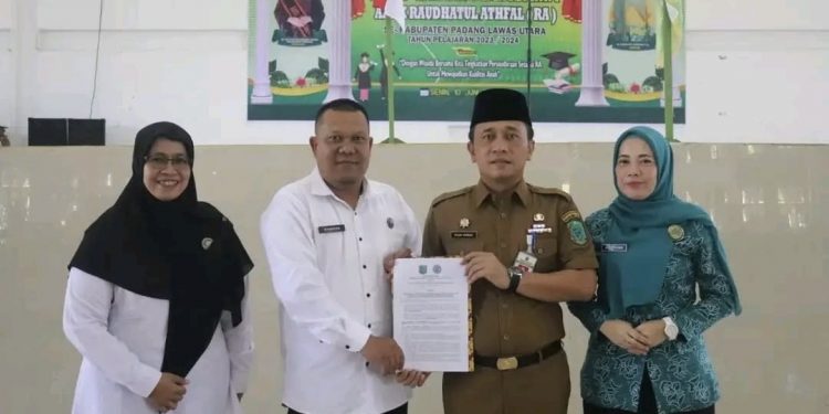 Pj Bupati Paluta Hadiri Acara Wisuda 500 Orang Anak Raudhatul Athfal Se- Kabupaten Padang Lawas Utara