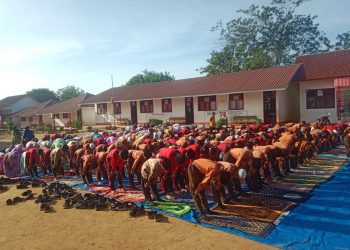 Siswa-Siswi SD Negeri 100900 Padang Bolak Lakukan Praktek Pembelajaran Shalat Yang Benar di Halaman Sekolah