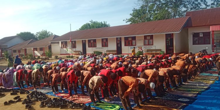 Siswa-Siswi SD Negeri 100900 Padang Bolak Lakukan Praktek Pembelajaran Shalat Yang Benar di Halaman Sekolah