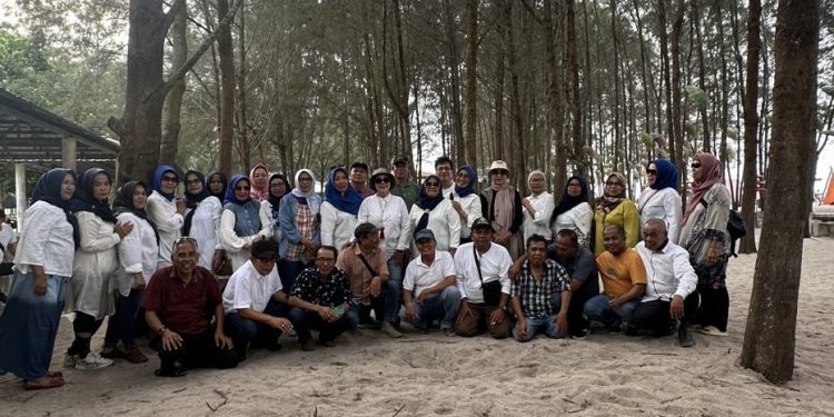 Komunitas Allasa SMP Negeri 2 Pematangsiantar Berdarmawisata ke Pantai Romantis Serdang Bedagai