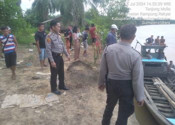 Polsek Kampung Rakyat Dan Tim Gabungan Lakukan Pencarian 2 Warga Tenggelam Di Desa Tanjung Mulia