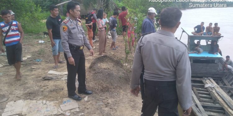 Polsek Kampung Rakyat Dan Tim Gabungan Lakukan Pencarian 2 Warga Tenggelam Di Desa Tanjung Mulia