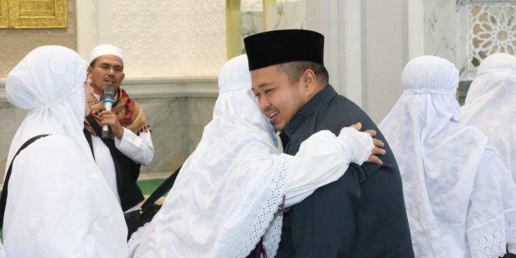 Bupati Dolly Pasaribu Sambut Kedatangan Jemaah Haji Tapsel Dengan Penuh Rasa Haru