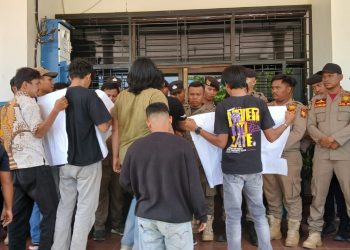 Aliansi Pemuda Labuhanbatu Selatan (AMPLAS) Gruduk Kantor BAPPEDA LITBANG Labuhanbatu Selatan