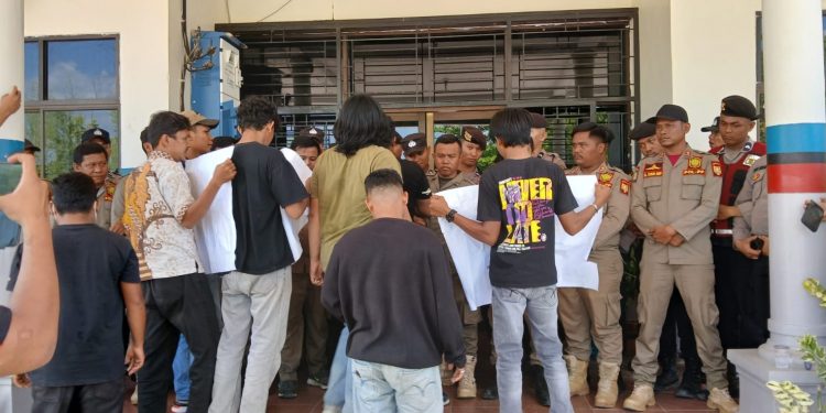 Aliansi Pemuda Labuhanbatu Selatan (AMPLAS) Gruduk Kantor BAPPEDA LITBANG Labuhanbatu Selatan