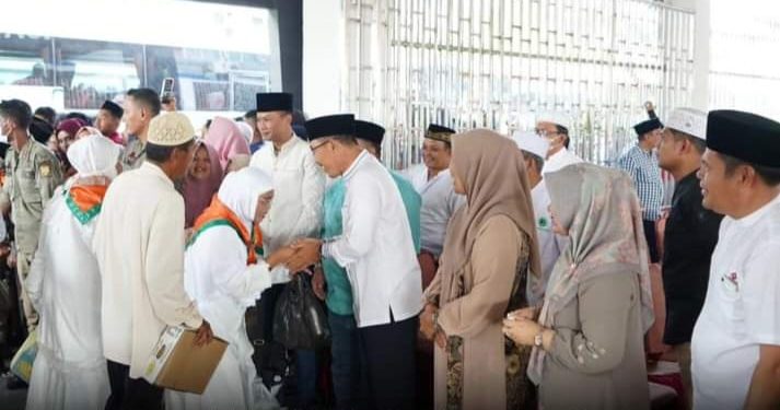 Bupati H. Edimin Sambut Kepulangan Jamaah Haji Kloter 22 Asal Labusel