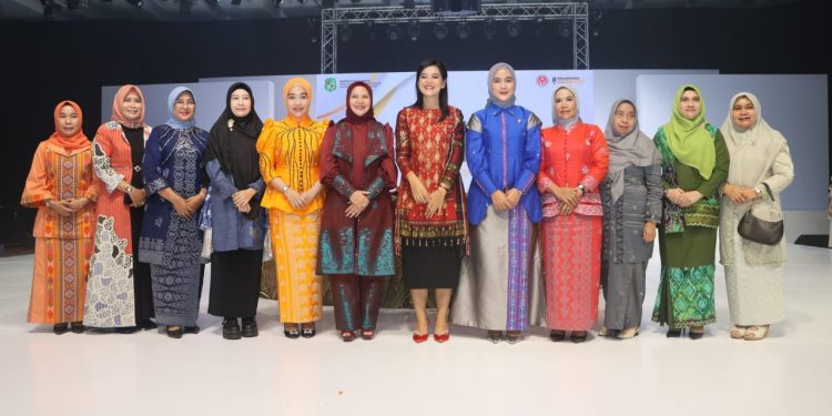 Peduli Akan Peningkatan UMKM, Ketua Dekranasda Tapsel Hadiri Medan Fashion Festival