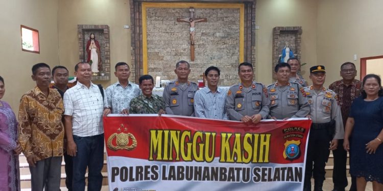 Kapolres Labusel Gelar Minggu Kasih Di Gereja Katolik Dusun Pardomuan Desa Tanjung Medan