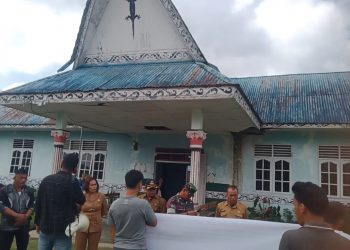 Aliansi Mahasiswa Peduli Masyarakat Geledah Kantor Camat Dolok Pardamean