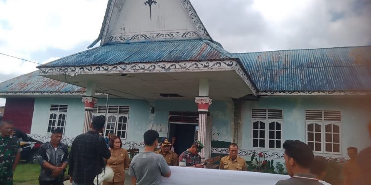 Aliansi Mahasiswa Peduli Masyarakat Geledah Kantor Camat Dolok Pardamean