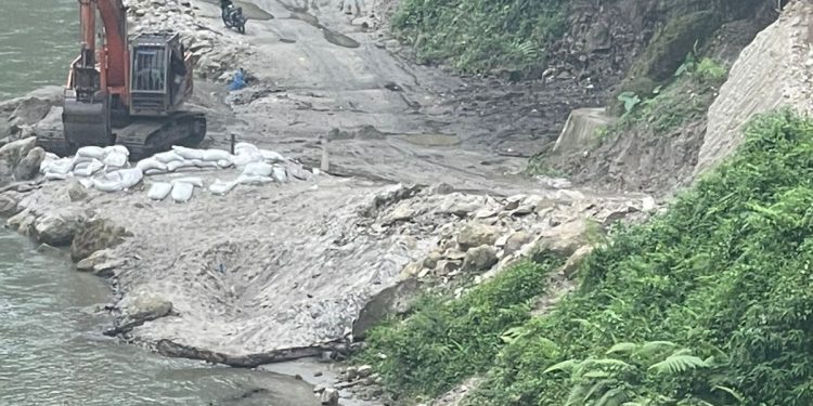 Proyek Jalan Alternatif Aek Nauli Milik PT. Mitra Sarana Diduga Memakai Material Ilegal Dari Oknum Galian C Ilegal Dari Desa Dolok Maraja Yang Kebal Hukum