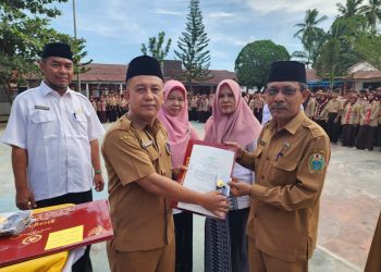 Cabdis Wilayah XII Serahkan Piagam Penghargaan Satyalancana Karya Satya Kepada 12 Guru SMA N 1 Padangbolak