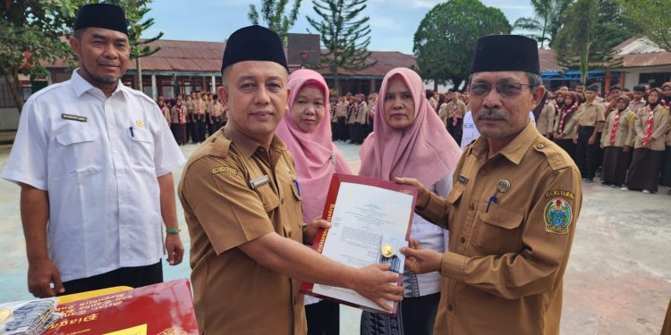 Cabdis Wilayah XII Serahkan Piagam Penghargaan Satyalancana Karya Satya Kepada 12 Guru SMA N 1 Padangbolak