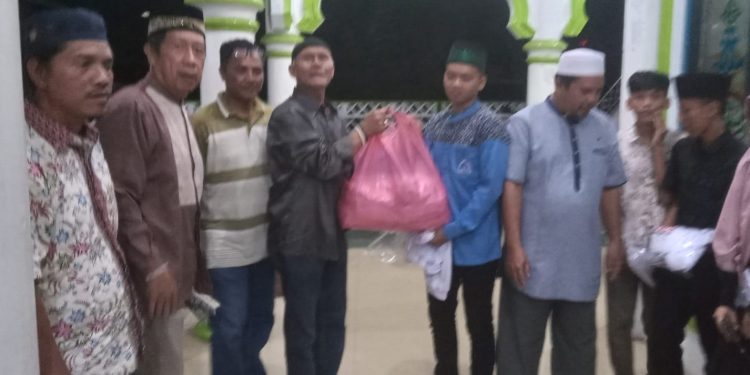 Bacalon Walikota Pematangsiantar  Drs. Koni Ismail Siregar Berikan Kaos Sahabat KISS kepada Remaja Masjid Al Hanif