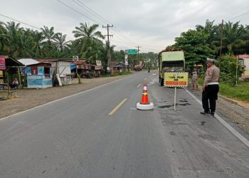 Polres Labusel Pasang Rambu Di Jalinsum Desa Pekan Tolan Antisipasi Kemacetan
