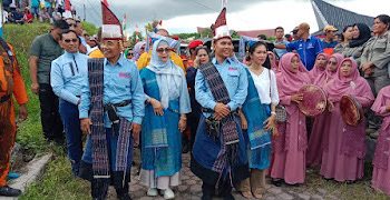 Haji Anton Ahmad Saragih Dan Benny Sinaga Gelar Acara Adat Memohon Restu Sebelum Berangkat Mendaftar Ke Kantor KPU