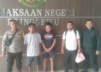 Polsek Pringsewu Limpahkan Dua Tersangka Pencurian Ke Kejaksaan Negeri Pringsewu