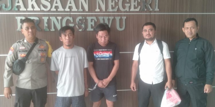 Polsek Pringsewu Limpahkan Dua Tersangka Pencurian Ke Kejaksaan Negeri Pringsewu