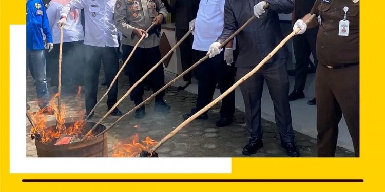 Kejari Paluta Musnahkan Sejumlah Barang Bukti Yang Sudah Berkekuatan Hukum Tetap (Inkracht)